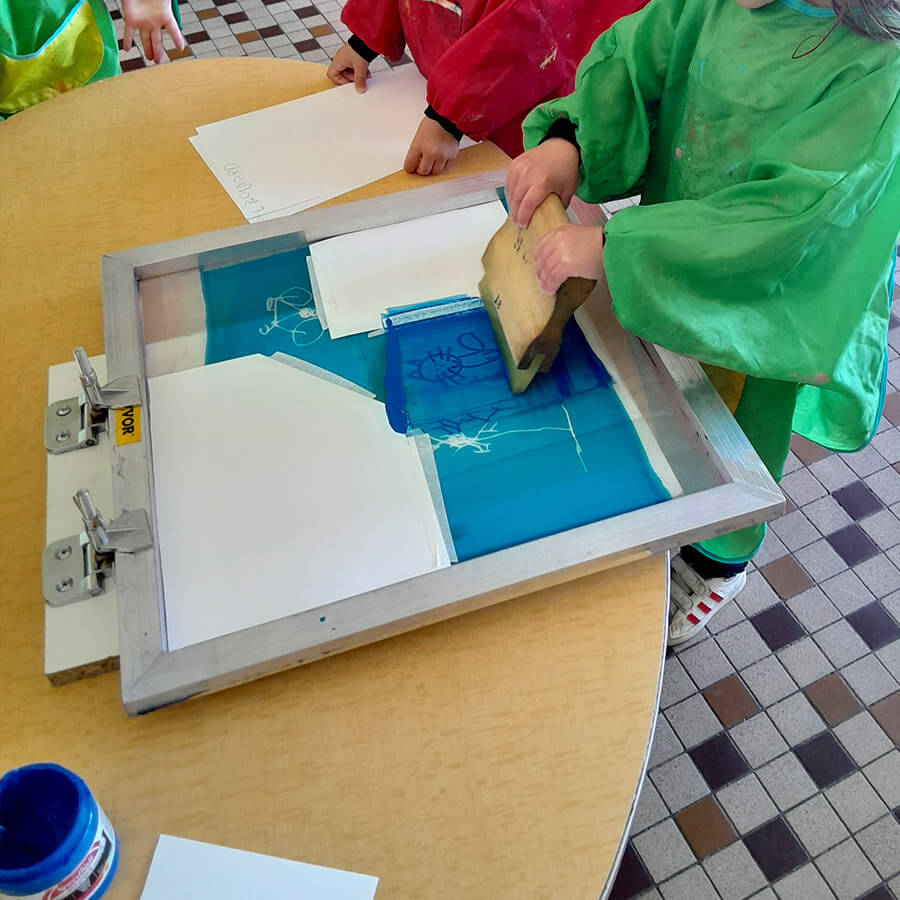 atelier "enfant" de sérigraphie manuelle sur une feuille